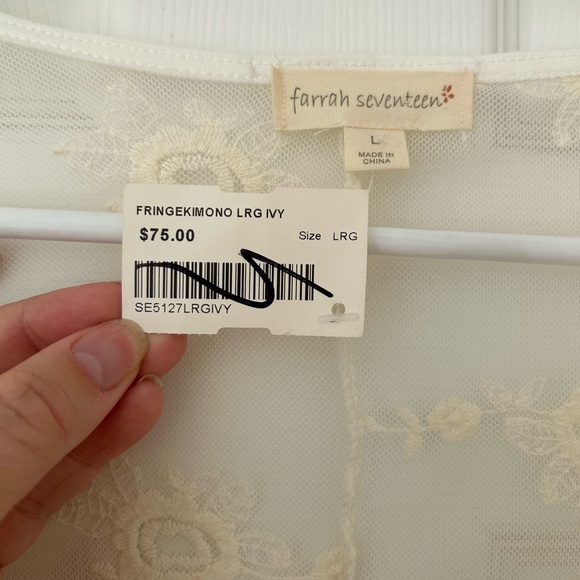 Ivory lace cover up - Picture 4 of 4